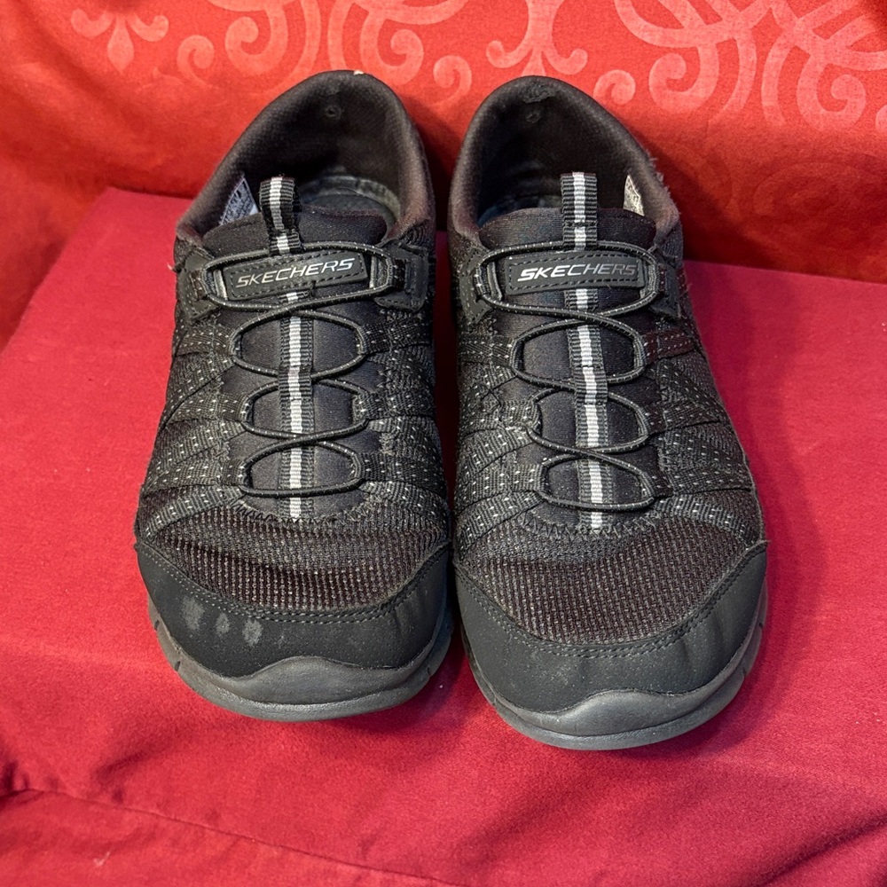 Skechers woman’s Black and Gray 7.5